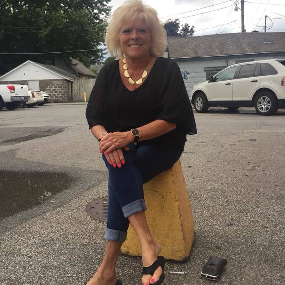 Meet your Posher, Lori - Picture 1 of 1